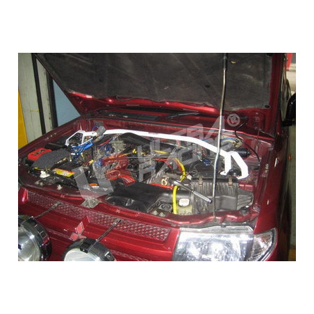 Mitsubishi Pajero IO 98+ UltraRacing barre anti-rapprochement supérieure avant 