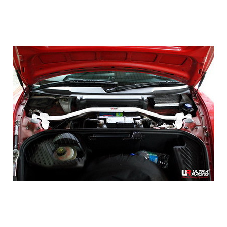 Porsche Boxster (986) UltraRacing barre anti-rapprochement supérieure avant 