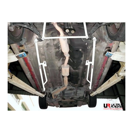 Hyundai Coupe 96-99 Ultra Racing 2x 3-Points Barre latérale 1584 